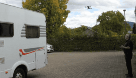 Drohneneinsatz zur Begutachtung eines großen Fahrzeugs